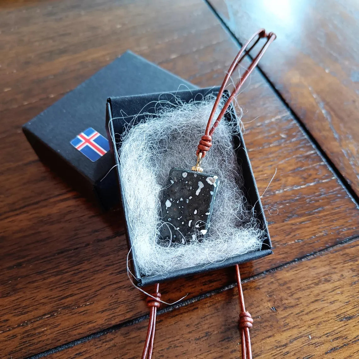 Þingvallasteinn Hálsmen - Icelandic Zeolite Stone Necklace - Zeolite from Þingvellir Iceland